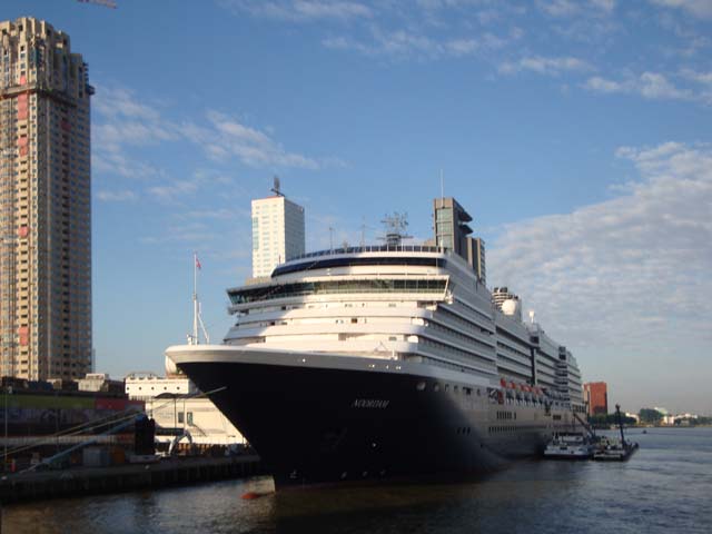 Cruiseschip ms Noordam aan de Cruise Terminal Rotterdam